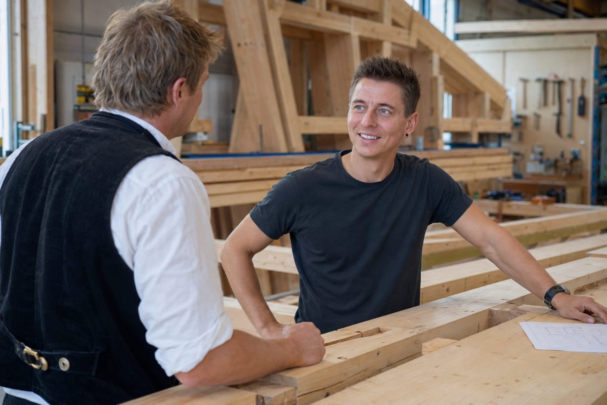 Person am Arbeitsplatz bei konzentrierter Arbeit